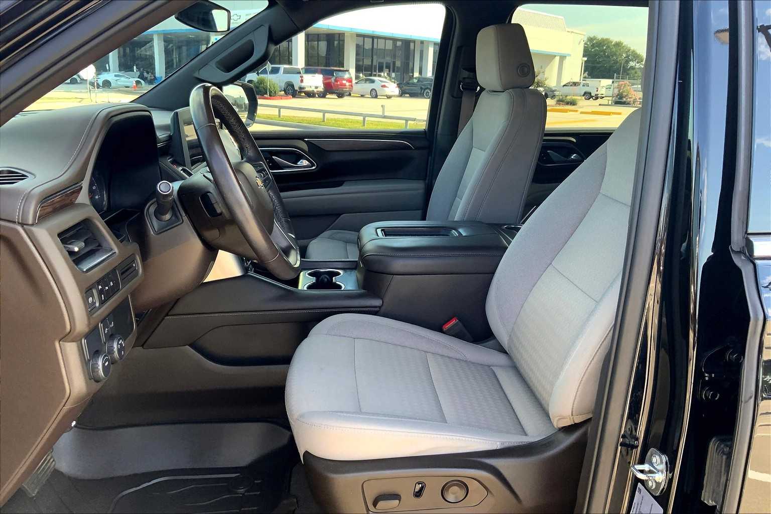 2023 Chevrolet Suburban LS photo 5