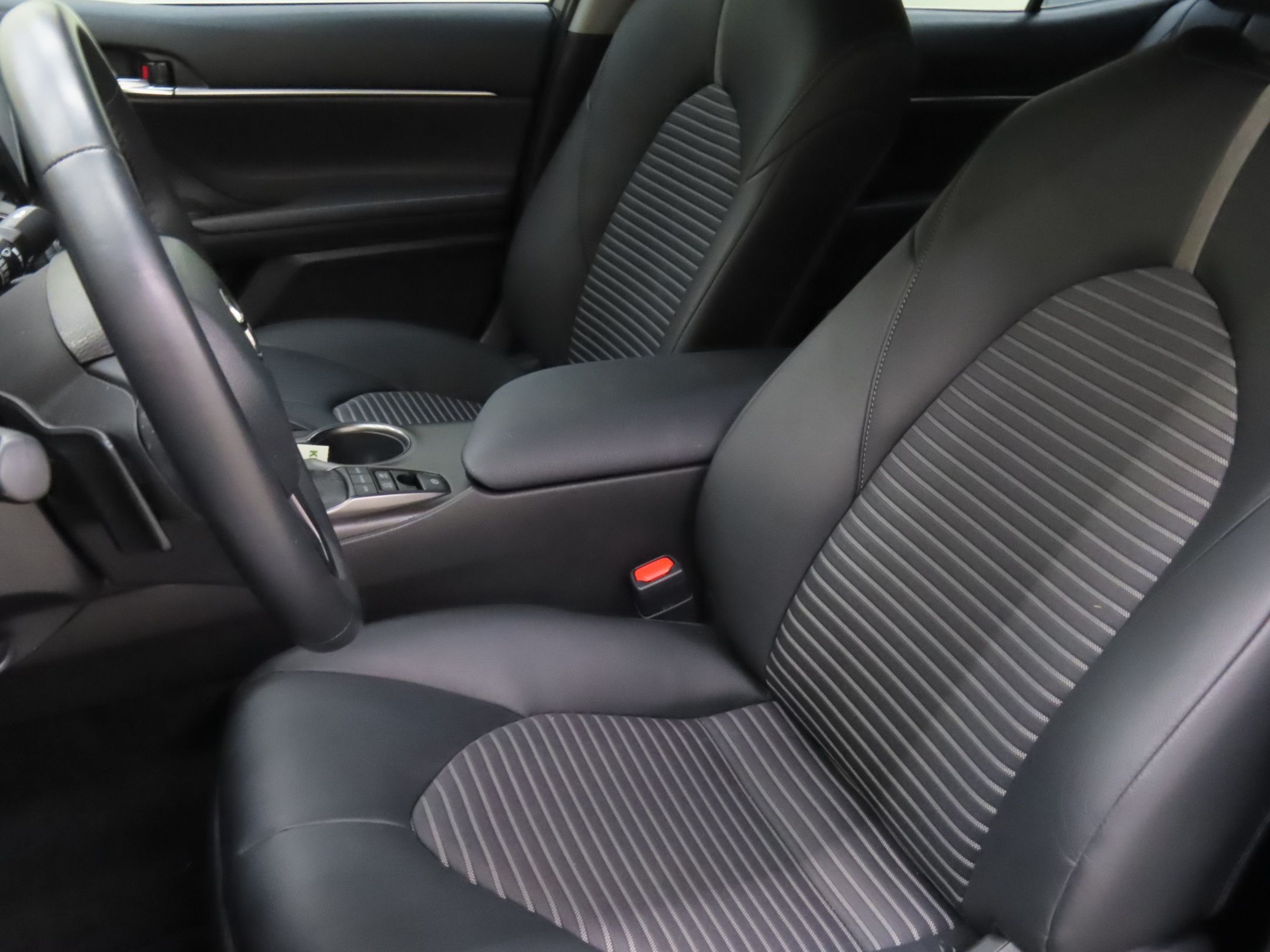 2022 Toyota Camry Hybrid SE photo 9