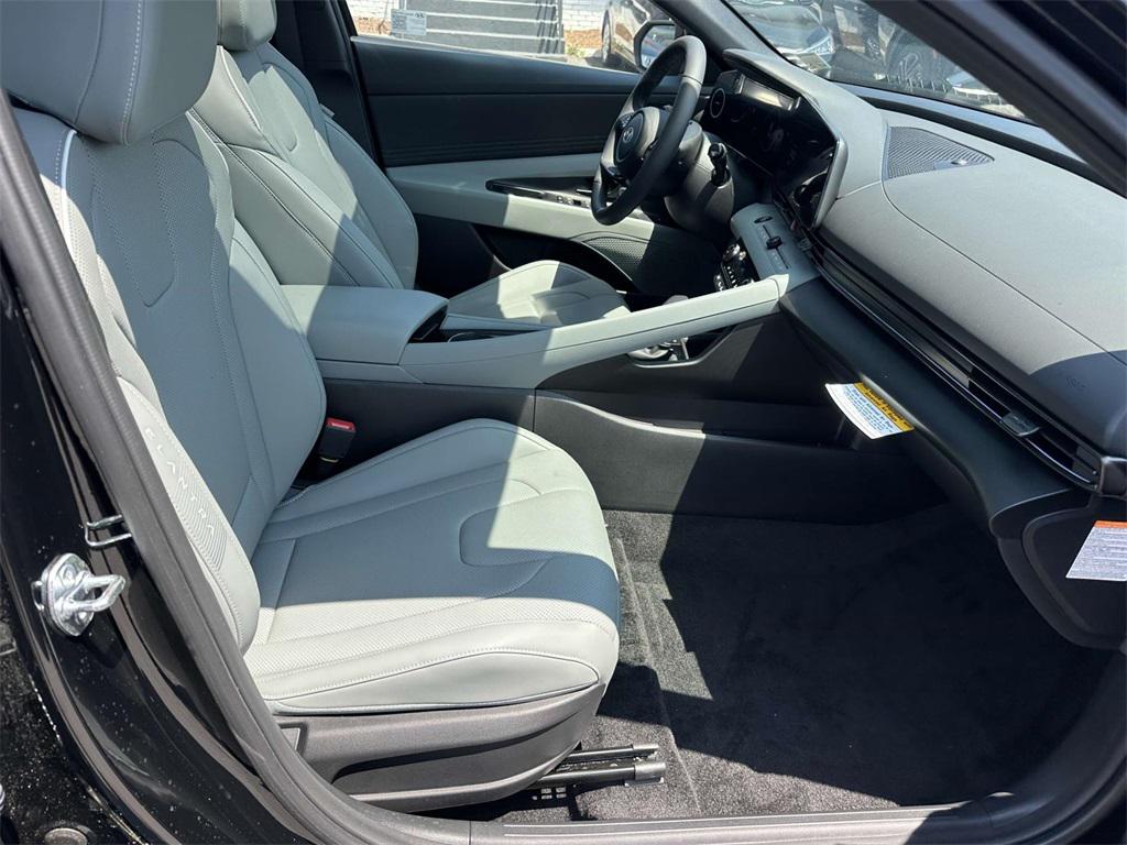 2025 Hyundai Elantra Hybrid Limited photo 15
