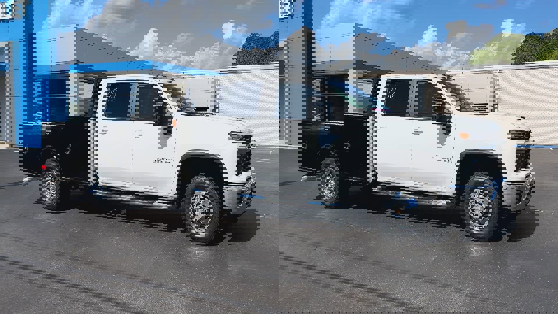 2025 Chevrolet Silverado 3500HD LT photo 2