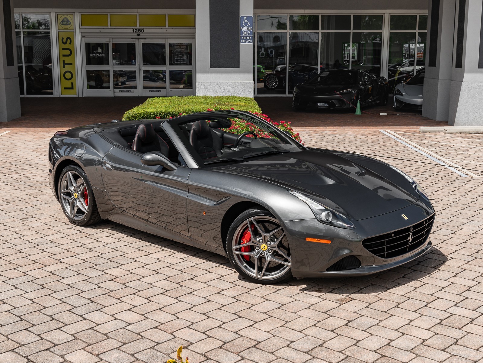 2015 Ferrari California T photo 28