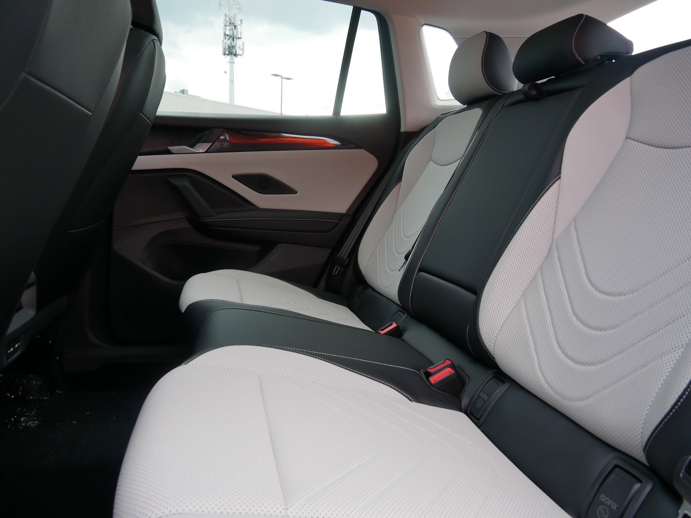 2025 Volkswagen Tiguan SE photo 4