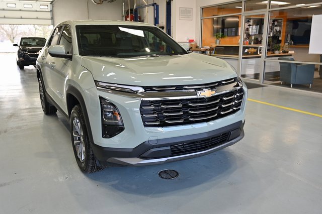 2026 Chevrolet Equinox photo 3