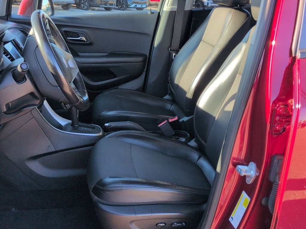 Used 2022 Chevrolet Trax LT with VIN KL7CJPSM3NB532788 for sale in Coon Rapids, MN