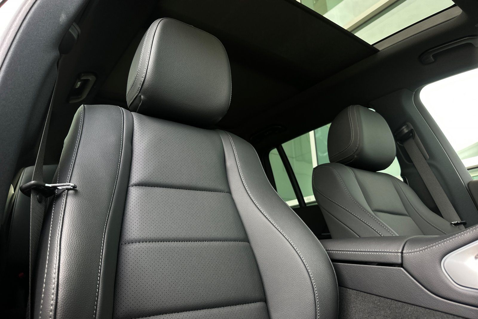 2025 Mercedes Benz GLS 450 4MATIC photo 3