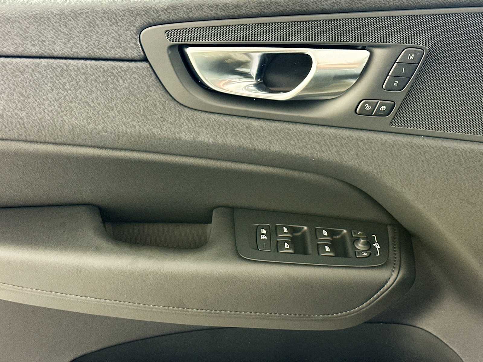 2025 Volvo XC60 T8 Plus photo 14