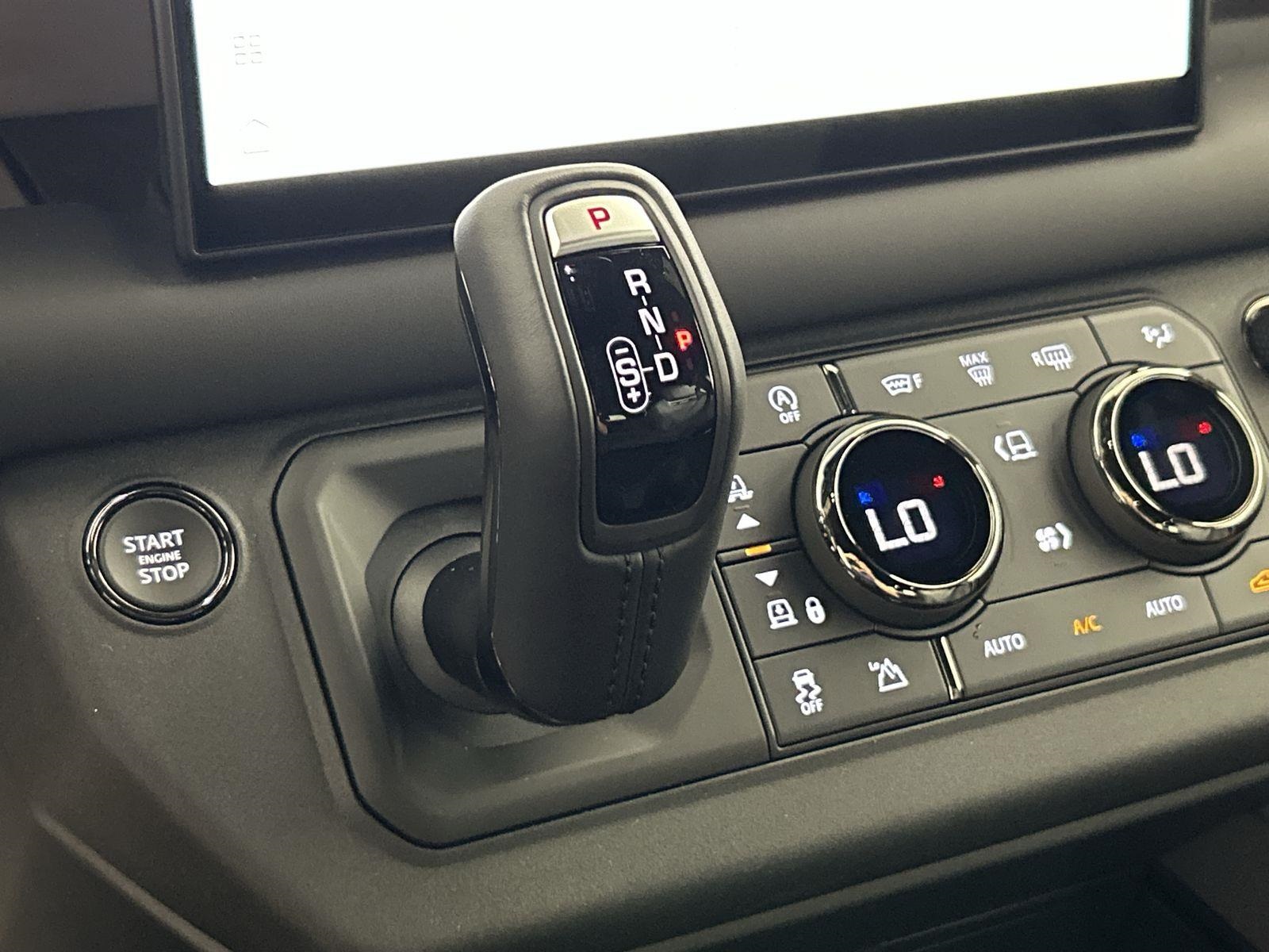 2025 Land Rover Defender 110 photo 15