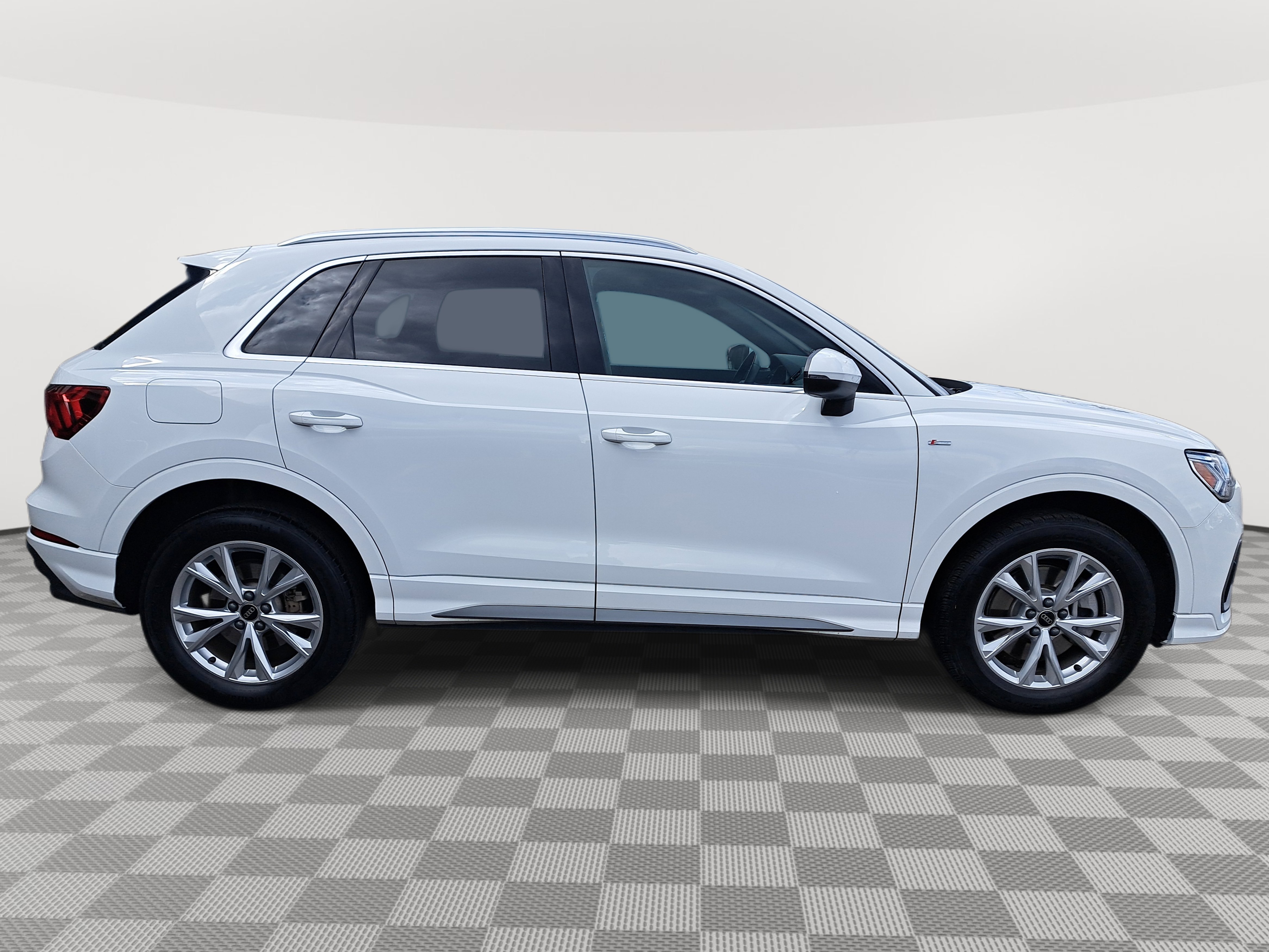 2024 Audi Q3 S line Premium photo 3