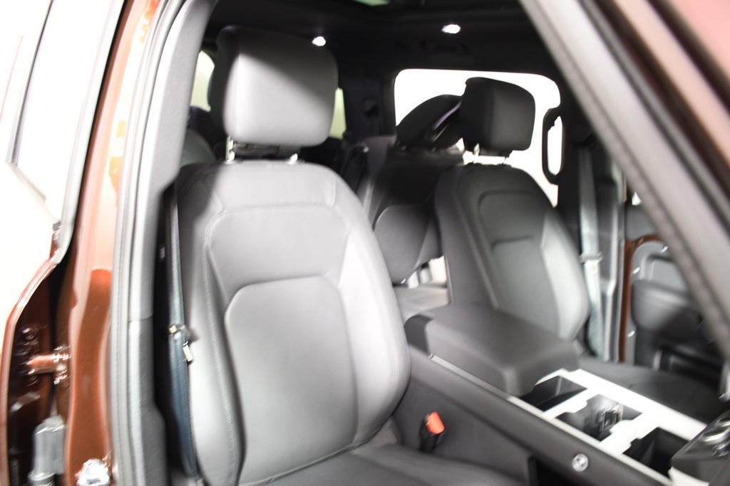 2025 Land Rover Defender 130 X-Dynamic SE photo 18