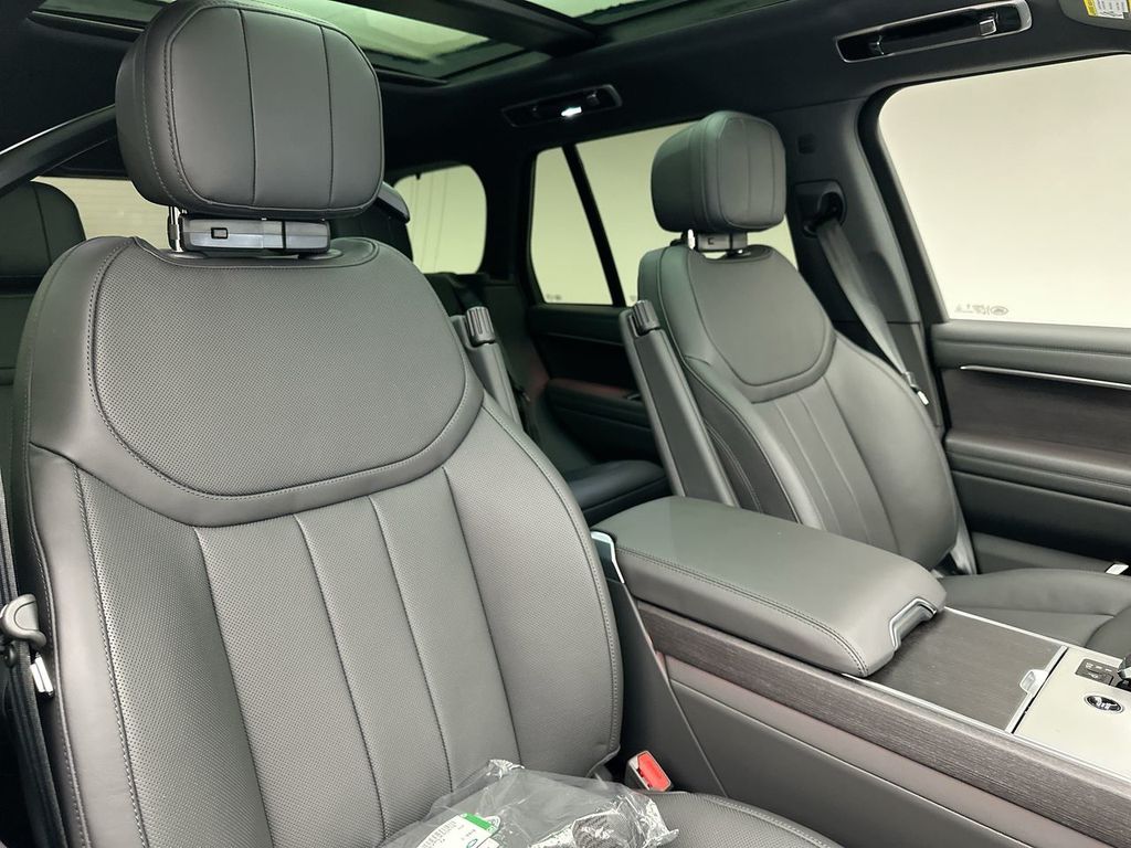 2025 Land Rover Range Rover SE photo 5