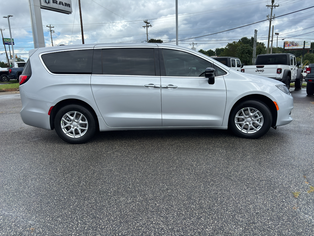 2026 Chrysler Voyager LX photo 10