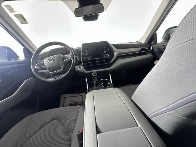 2022 Toyota Highlander LE photo 16