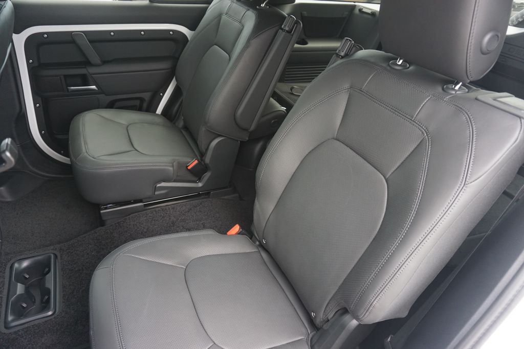 2025 Land Rover Defender 130 X-Dynamic SE photo 29