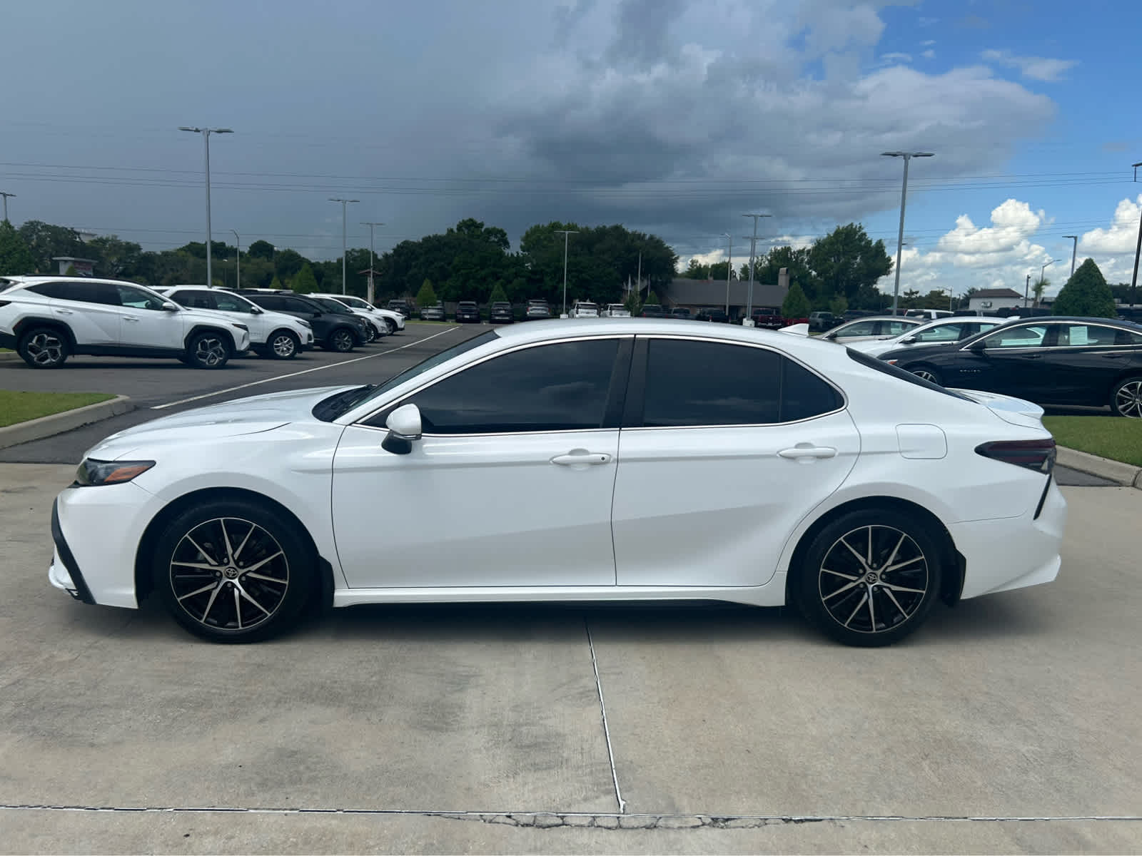 2023 Toyota Camry SE photo 3