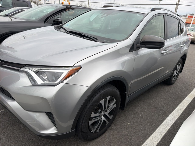 2018 Toyota RAV4 LE's photo