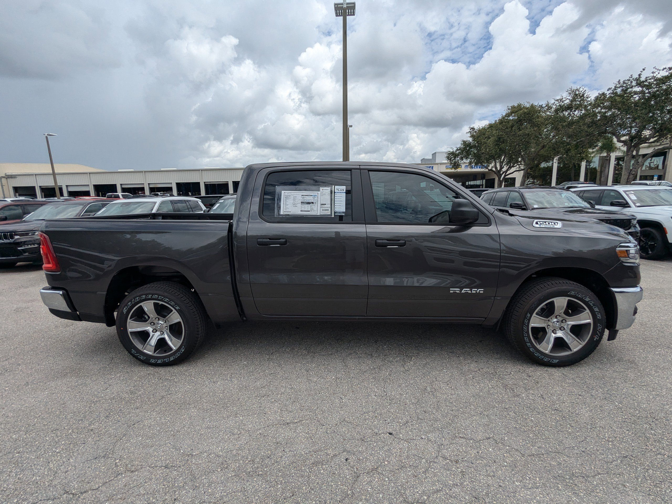 2025 Ram 1500 Tradesman photo 4