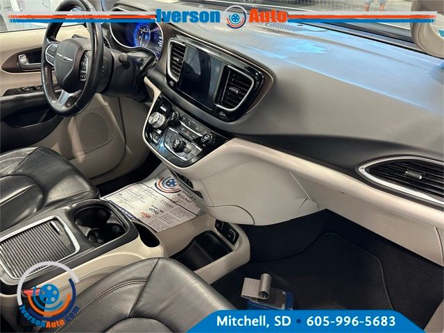 2017 Chrysler Pacifica Touring Plus photo 31
