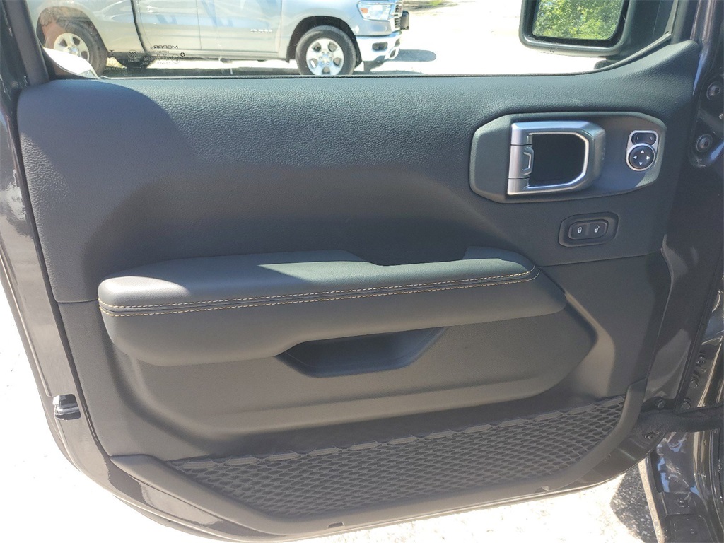 2024 Jeep Wrangler Sahara photo 7