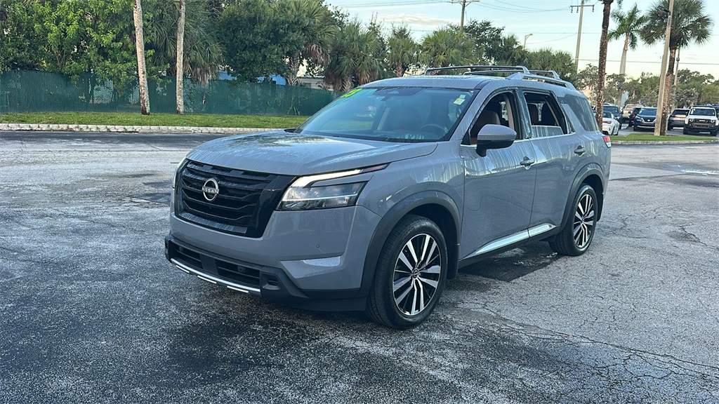 2023 Nissan Pathfinder Platinum photo 3