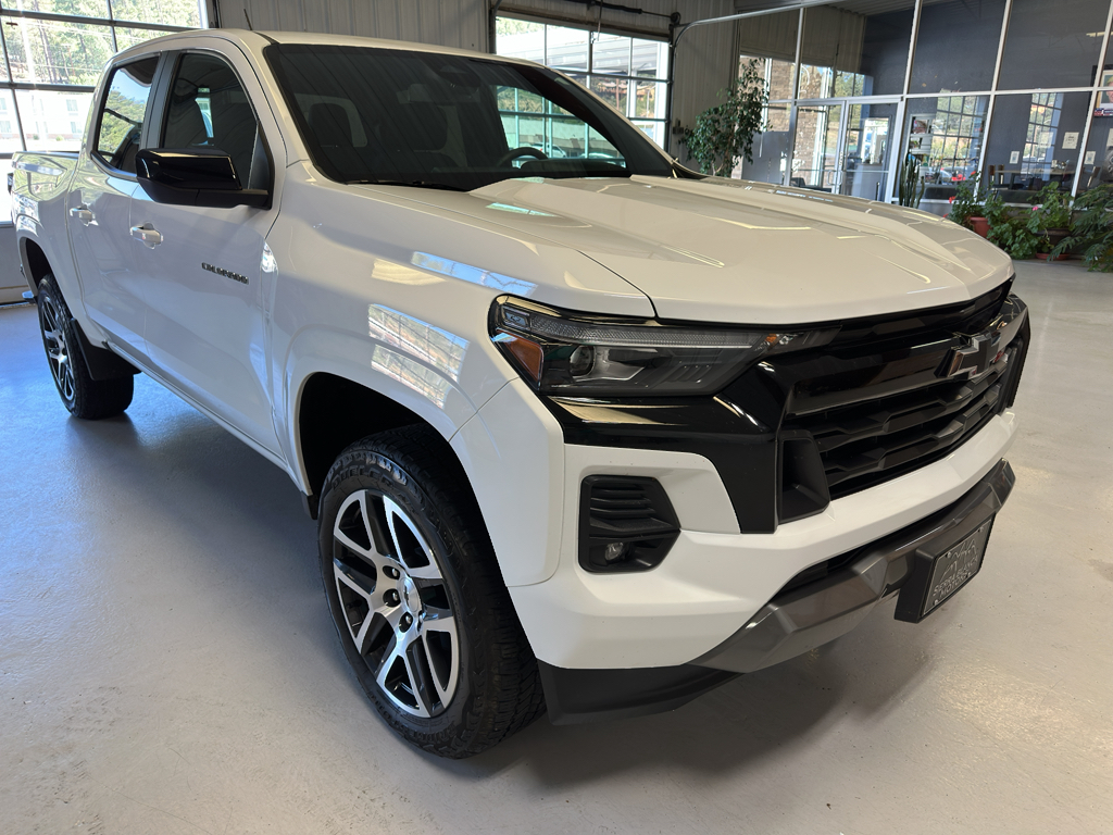 2023 Chevrolet Colorado Z71 photo 3