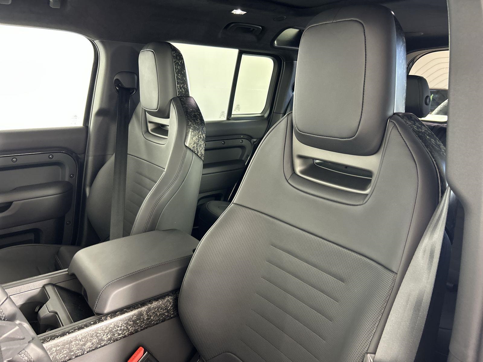 2025 Land Rover Defender 110 photo 23