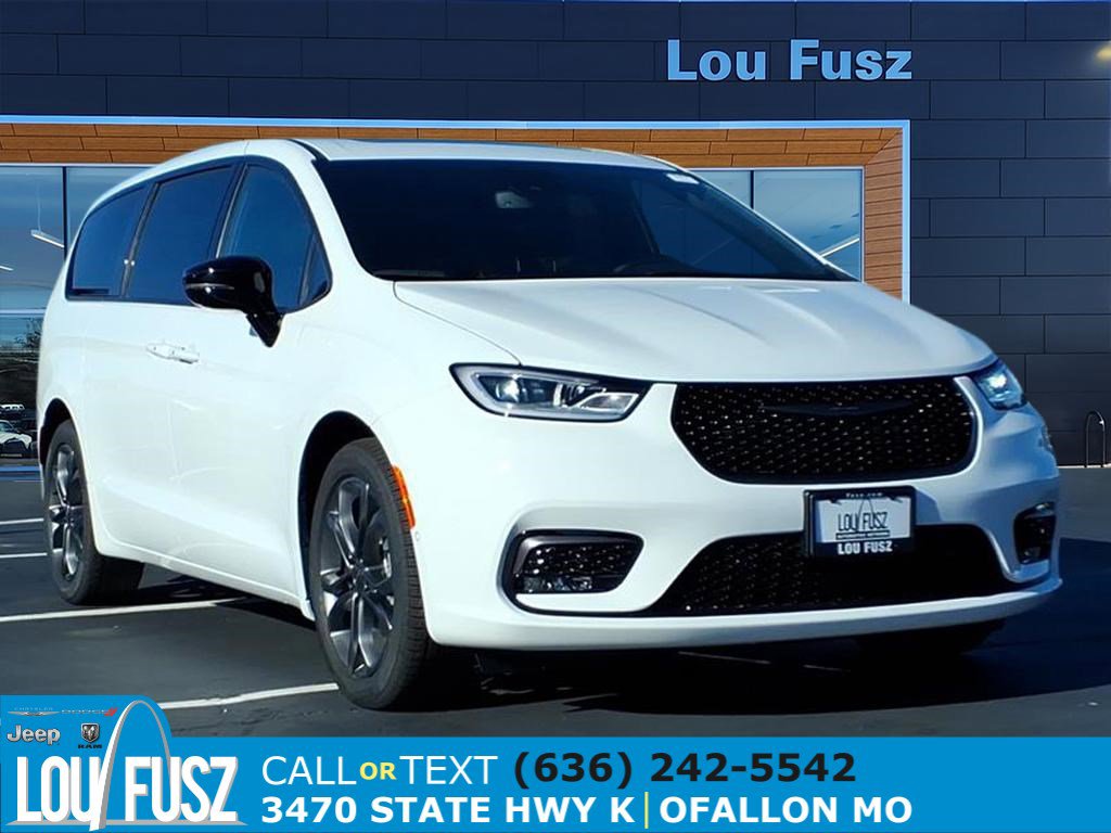 2026 Chrysler Pacifica Select's photo