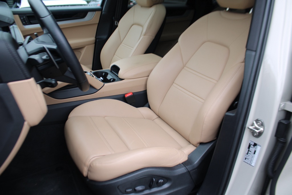 2025 Porsche Cayenne Coupe Base photo 5