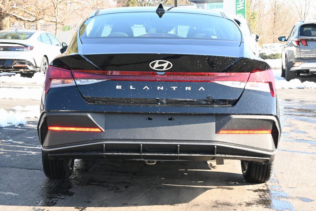 2026 Hyundai Elantra SE photo 4