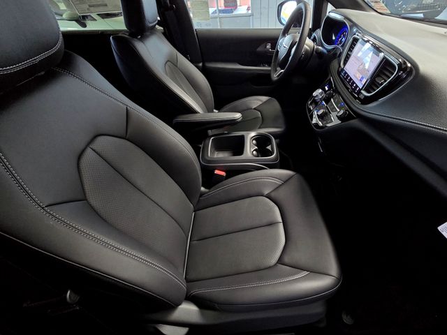 2025 Chrysler Pacifica photo 19