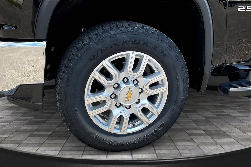2023 Chevrolet Silverado LTZ photo 9