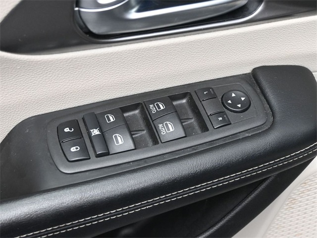 2022 Chrysler Pacifica Touring L photo 12