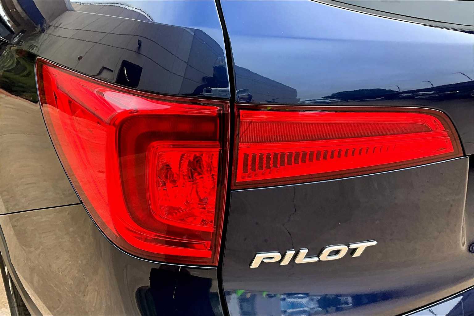 2016 Honda Pilot Elite photo 26