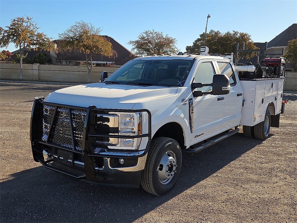 2025 Ford F-350 Super Duty Chassis Cab XL's photo