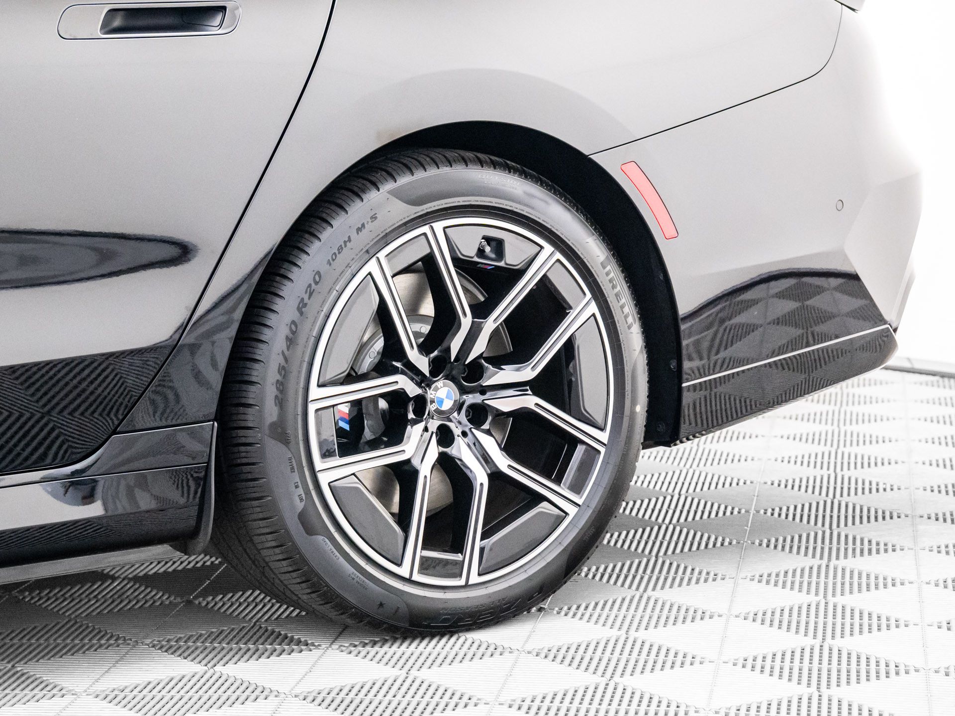 New 2025 Black Sapphire Metallic BMW M70 image 33