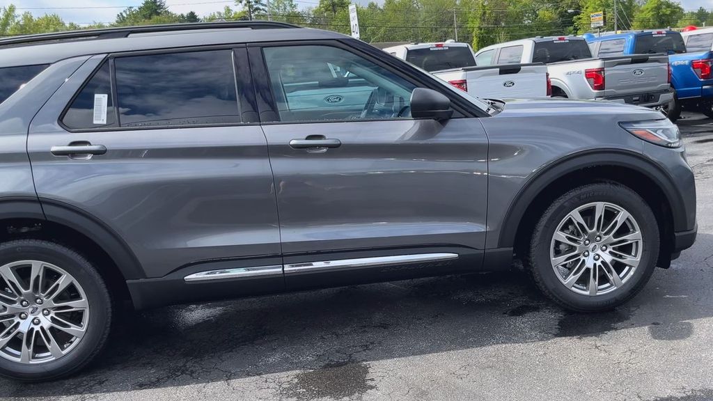 2025 Ford Explorer photo 2
