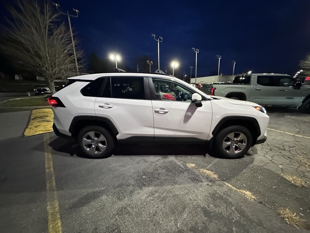 2023 Toyota RAV4 XLE photo 2