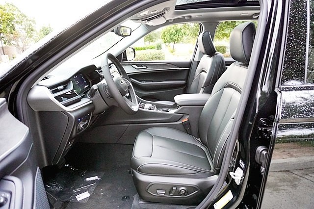 New 2023 Diamond Black Crystal Pearl-Coat Exterior Paint Jeep 4xe image 18