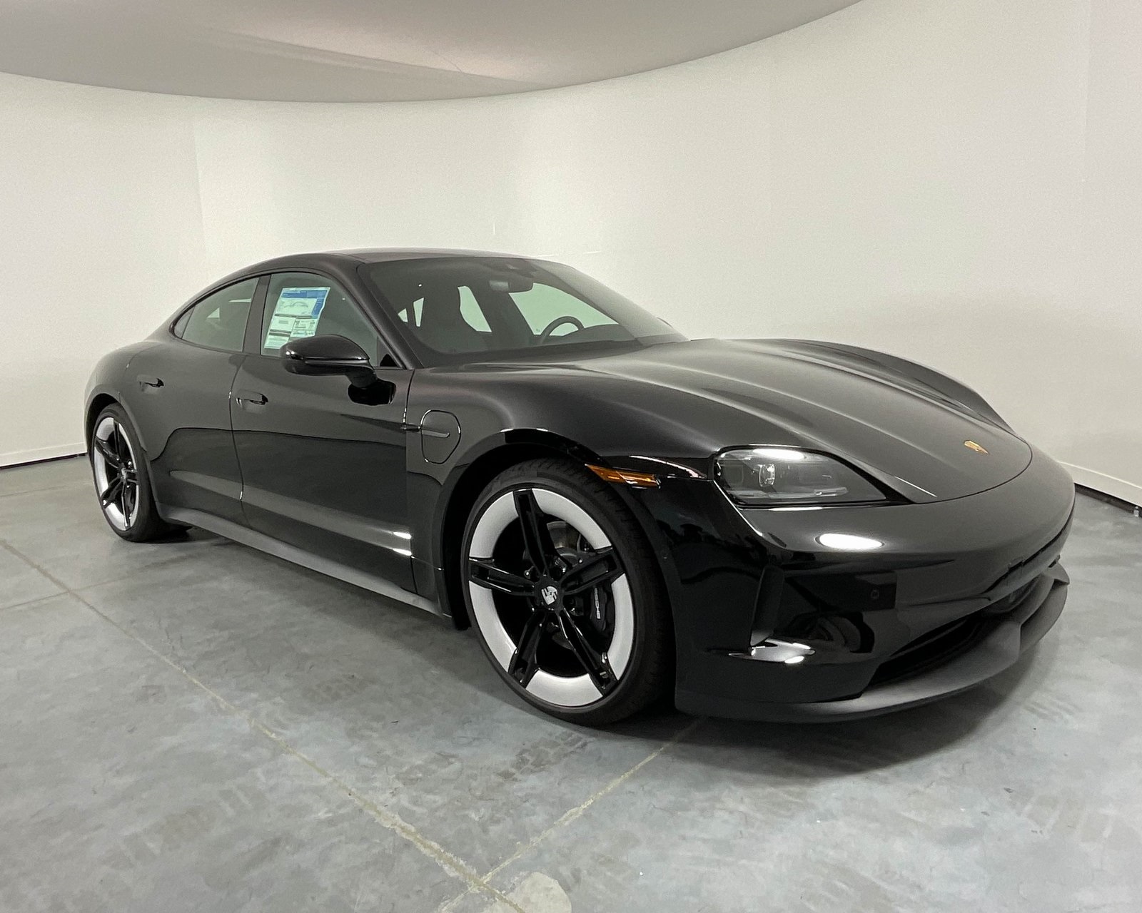 2025 Porsche Taycan photo 9