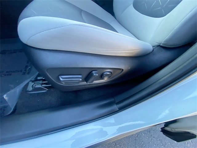 2023 Toyota RAV4 Hybrid XLE photo 3