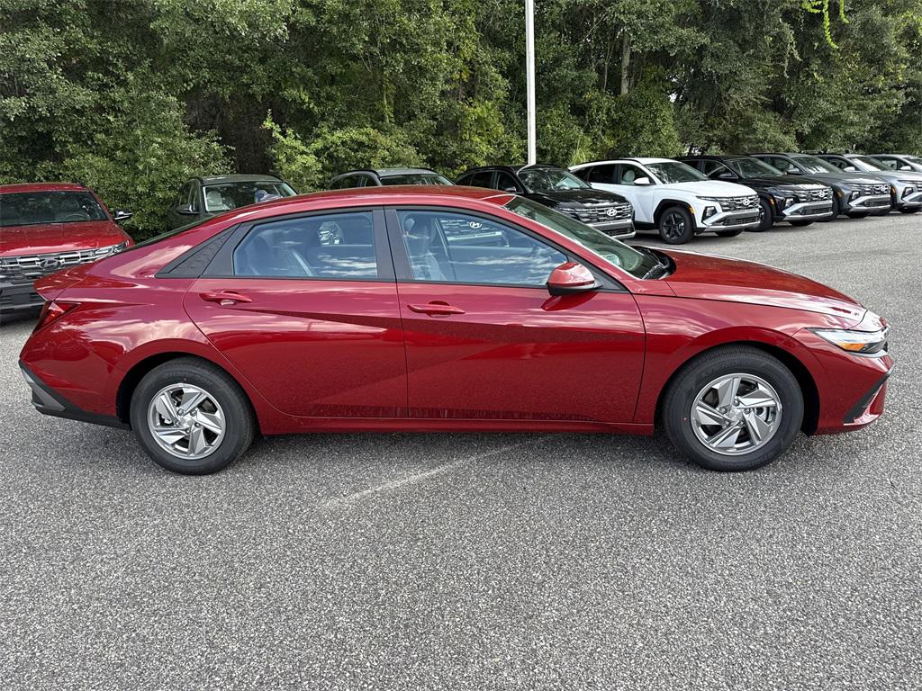 2025 Hyundai Elantra SE photo 2