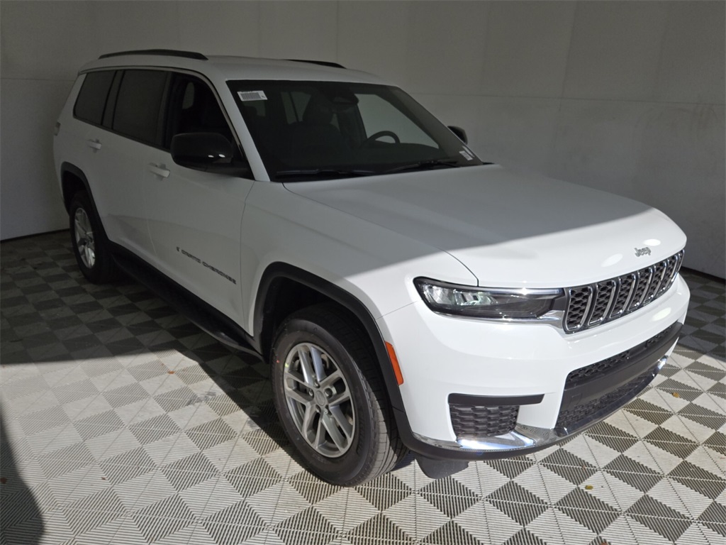 2025 Jeep Grand Cherokee Laredo photo 2