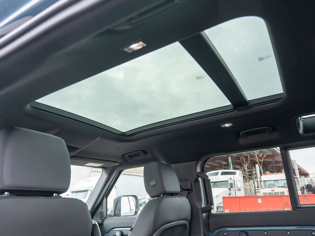 2025 Land Rover Defender 110 X-Dynamic SE photo 21