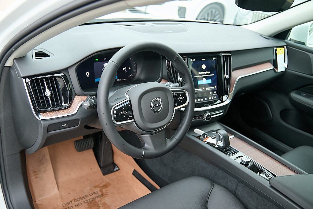 2026 VOLVO V60CC - Image 12