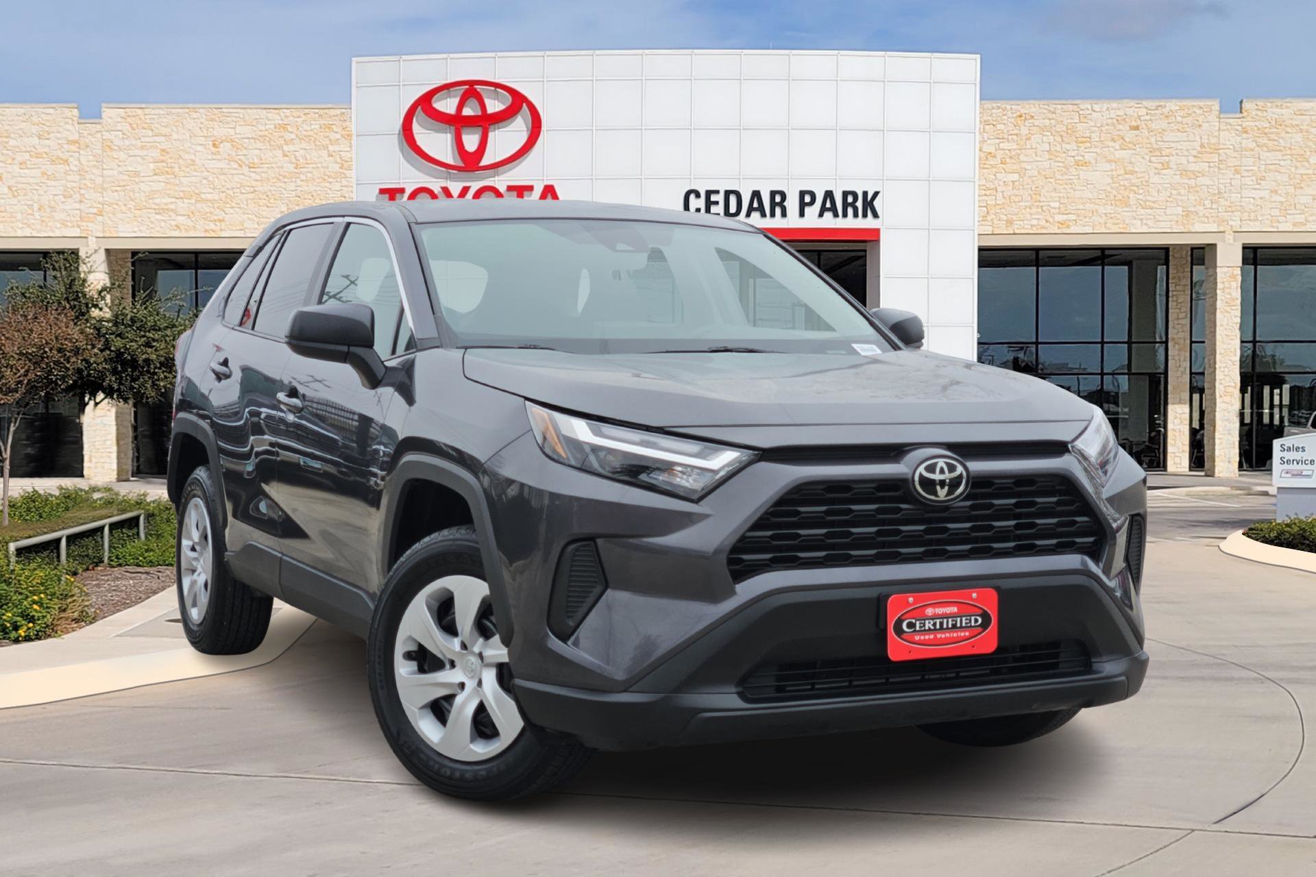 2025 Toyota RAV4 LE's photo