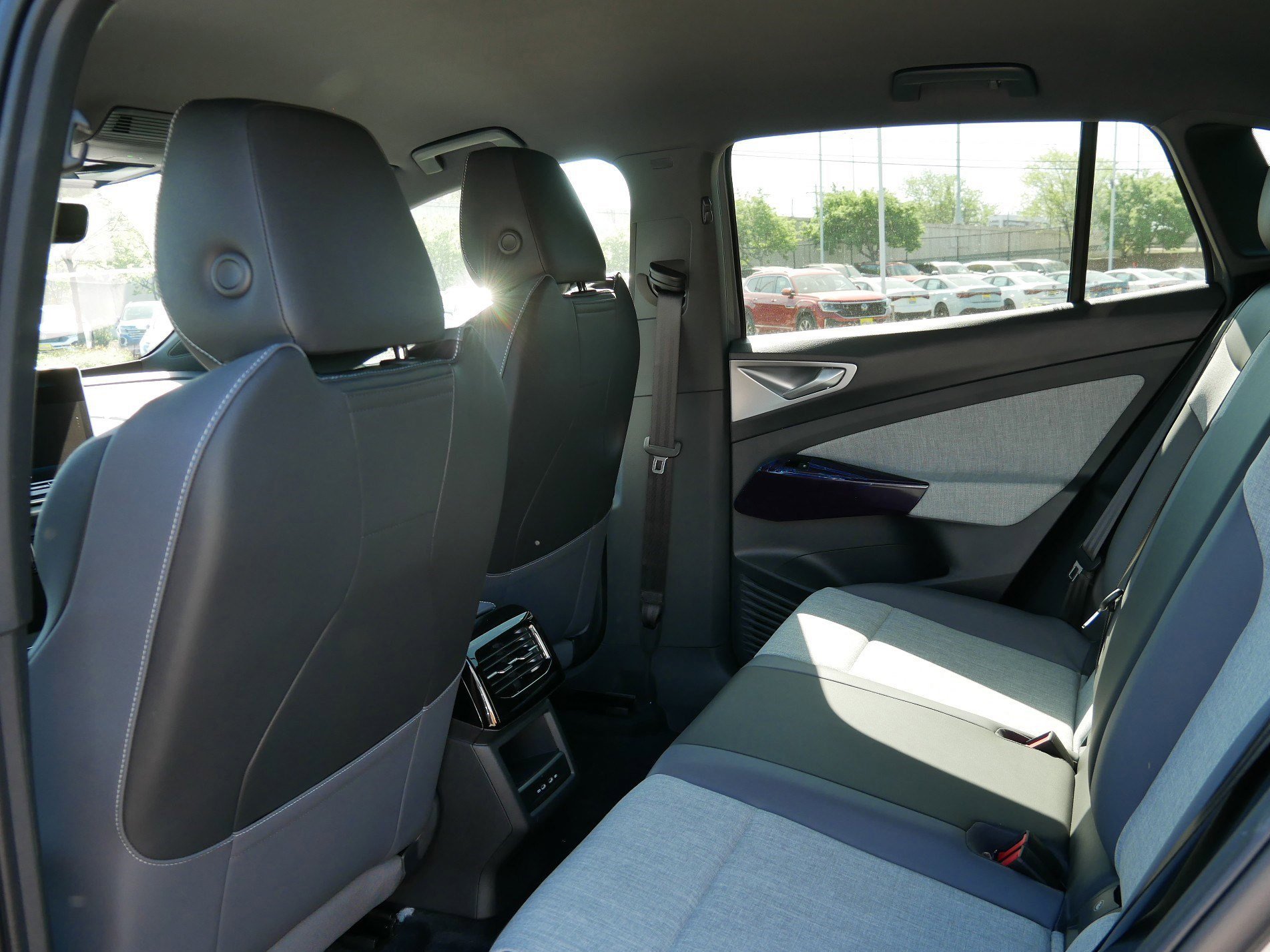2025 Volkswagen ID.4 Pro photo 4