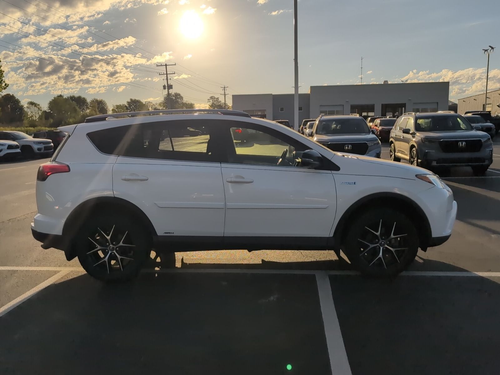 2018 Toyota RAV4 Hybrid SE photo 6