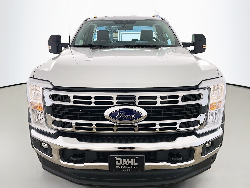 2025 Ford F-600 photo 2