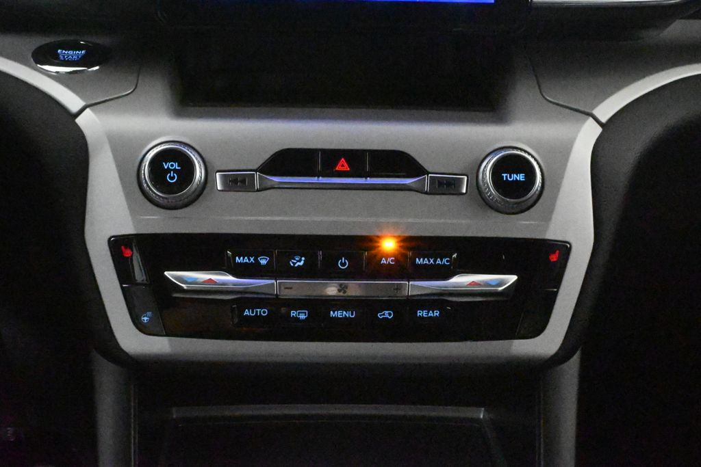 2023 Ford Explorer XLT photo 21