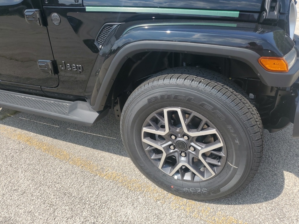 2025 Jeep Wrangler Sahara photo 9