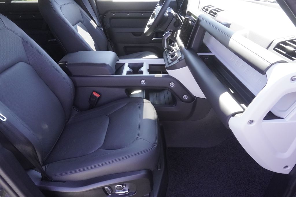 2025 Land Rover Defender 130 S photo 22